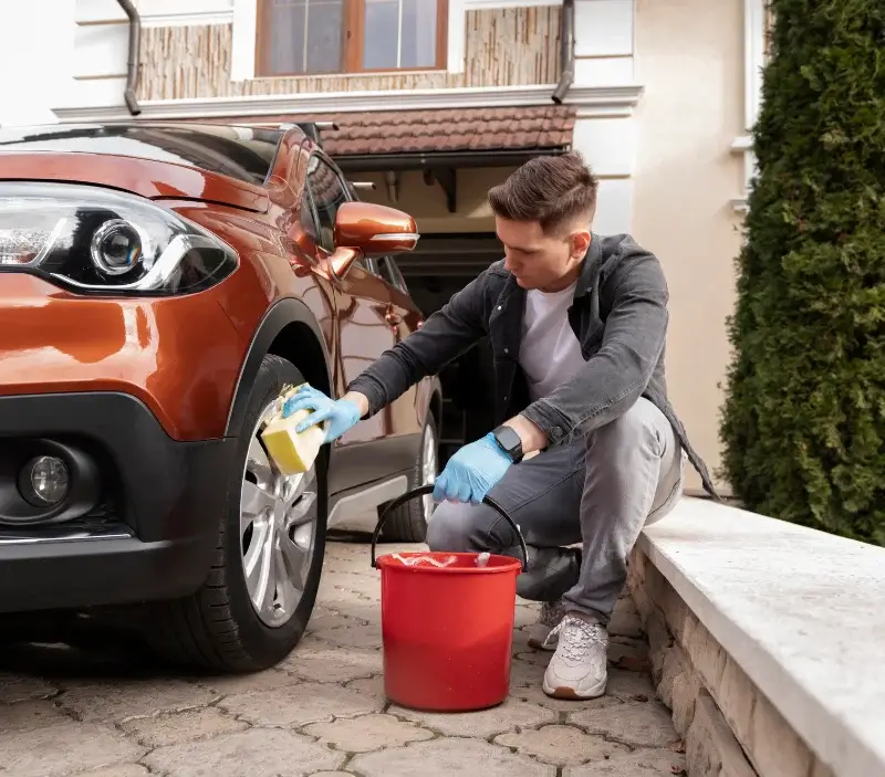 Lavage auto à domicile Mas-Grenier : professionnel intervenant sur un véhicule